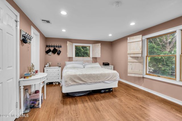 6 Volt Place, Middletown, NJ 07748