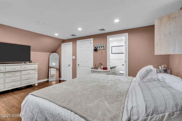 6 Volt Place, Middletown, NJ 07748