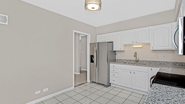 10630 W Cermak Road 2E, Westchester, IL 60154