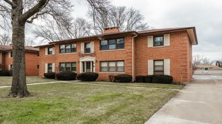 10630 W Cermak Road 2E, Westchester, IL 60154