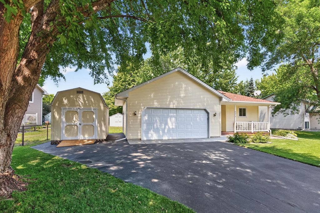 6043 Kalland Drive NE, Albertville, MN 55301