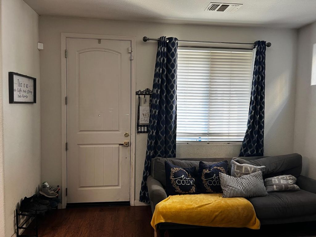 Image 12 of property listing at 4016 Neapolis Lane, Sacramento, CA 95834