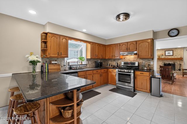 8 Rose Court, Marlboro, NJ 07746