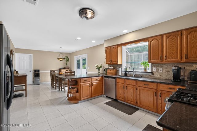 8 Rose Court, Marlboro, NJ 07746