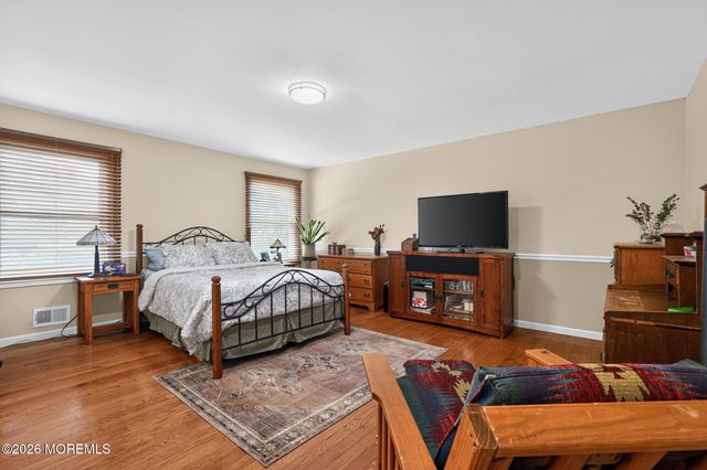 8 Rose Court, Marlboro, NJ 07746