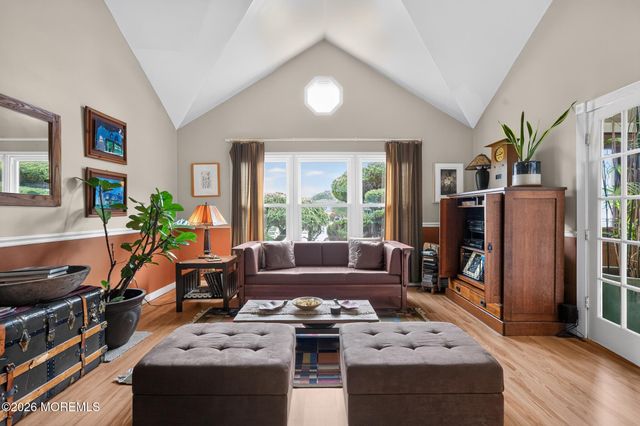8 Rose Court, Marlboro, NJ 07746