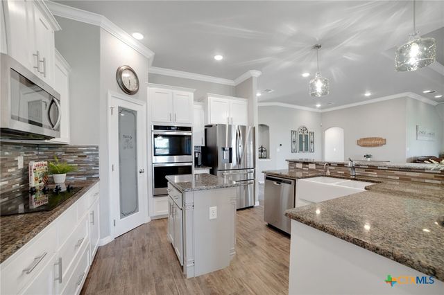 5125 Few Oaks Drive, Salado, TX 76571