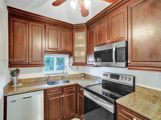 8962 S Hollybrook Blvd 303, Pembroke Pines, FL 33025