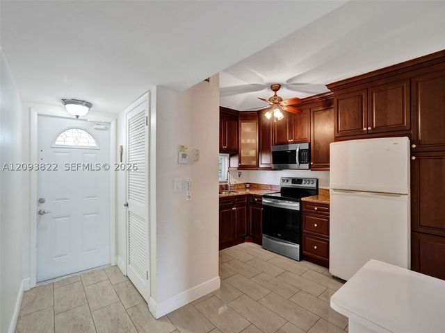 8962 S Hollybrook Blvd 303, Pembroke Pines, FL 33025
