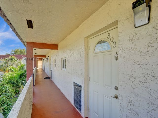 8962 S Hollybrook Blvd 303, Pembroke Pines, FL 33025
