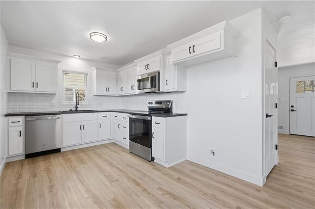 332 Woods Avenue, Excelsior Springs, MO 64024