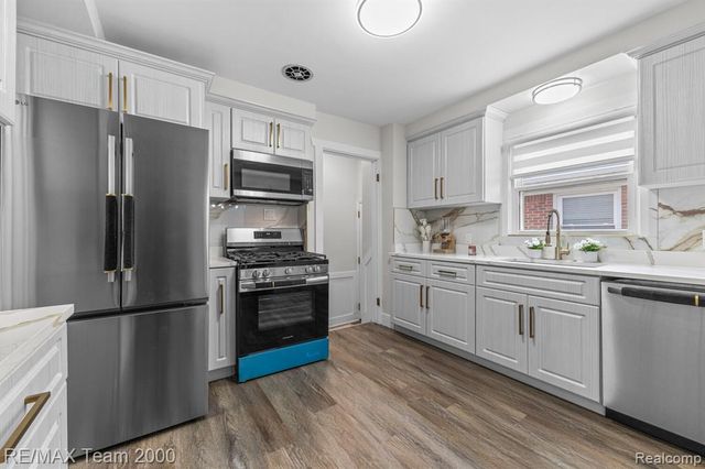 7275 Colonial Street, Dearborn Heights, MI 48127