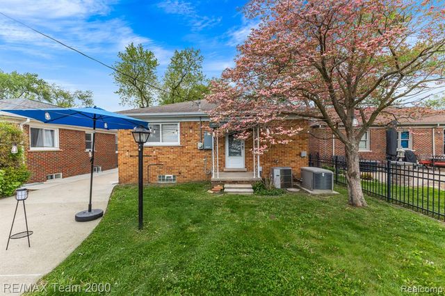 7275 Colonial Street, Dearborn Heights, MI 48127