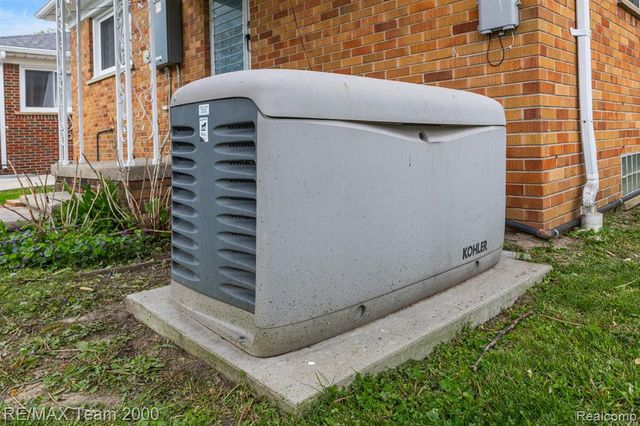 7275 Colonial Street, Dearborn Heights, MI 48127