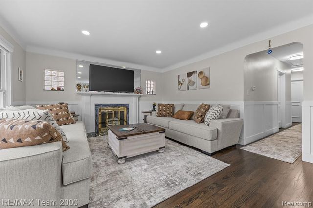 7275 Colonial Street, Dearborn Heights, MI 48127