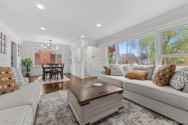 7275 Colonial Street, Dearborn Heights, MI 48127