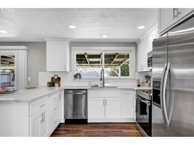 326 38TH Pl, Springfield, OR 97478