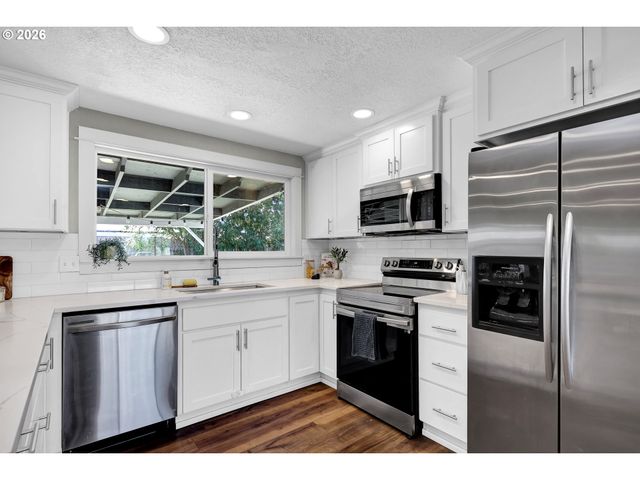 326 38TH Pl, Springfield, OR 97478
