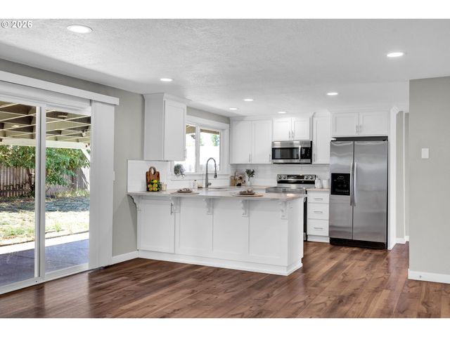 326 38TH Pl, Springfield, OR 97478