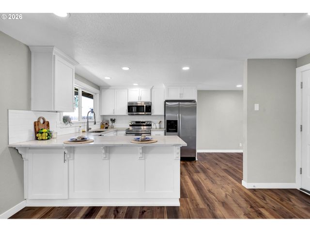 326 38TH Pl, Springfield, OR 97478