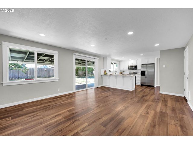 326 38TH Pl, Springfield, OR 97478