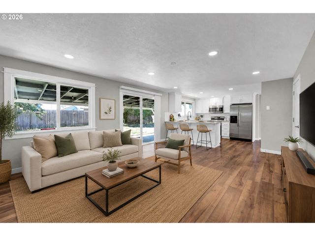 326 38TH Pl, Springfield, OR 97478