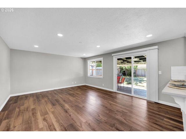 326 38TH Pl, Springfield, OR 97478