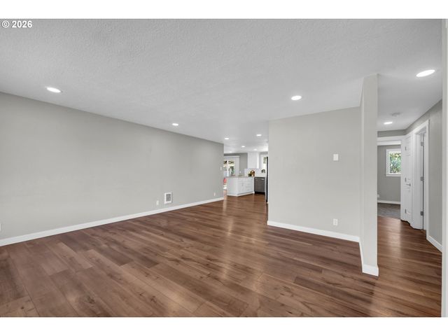 326 38TH Pl, Springfield, OR 97478