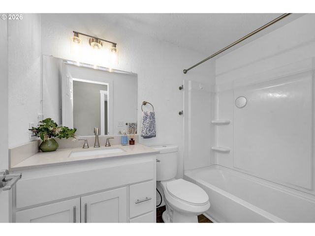 326 38TH Pl, Springfield, OR 97478