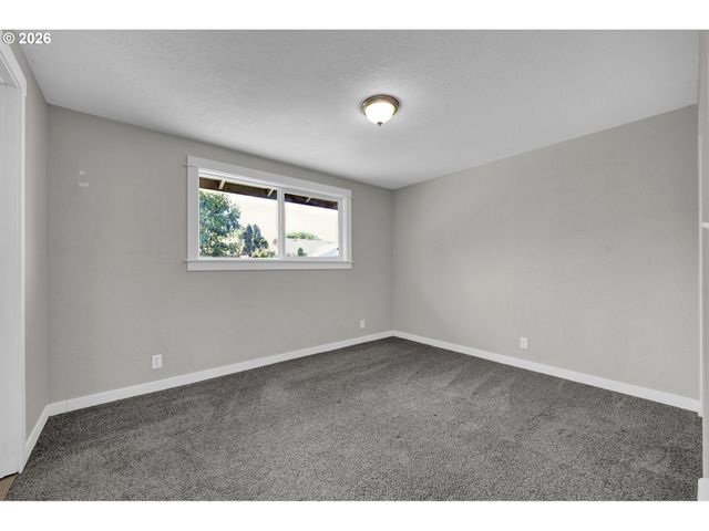 326 38TH Pl, Springfield, OR 97478
