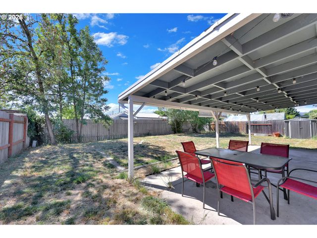 326 38TH Pl, Springfield, OR 97478