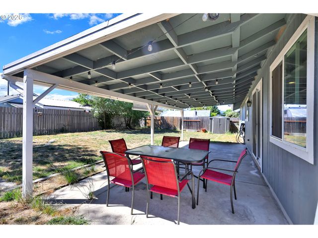 326 38TH Pl, Springfield, OR 97478