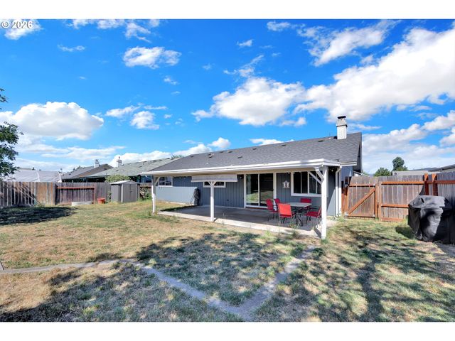 326 38TH Pl, Springfield, OR 97478