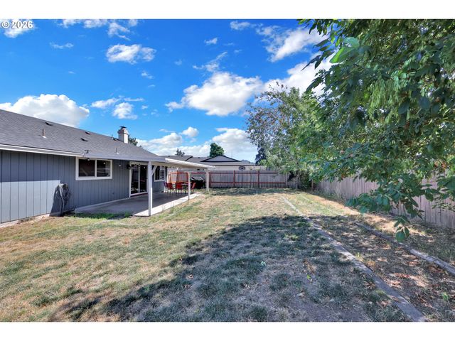326 38TH Pl, Springfield, OR 97478