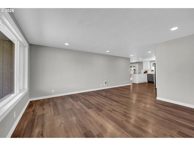 326 38TH Pl, Springfield, OR 97478