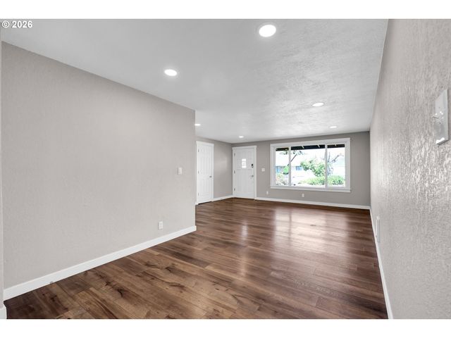 326 38TH Pl, Springfield, OR 97478