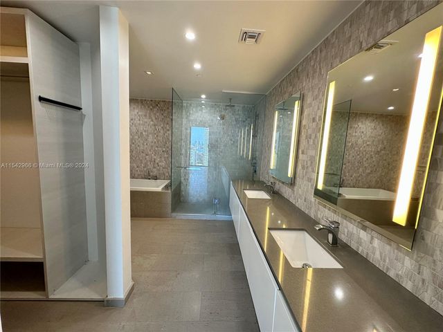 68 SE 6th St 2707, Miami, FL 33131