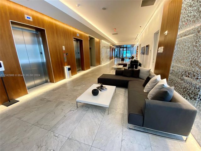 68 SE 6th St 2707, Miami, FL 33131