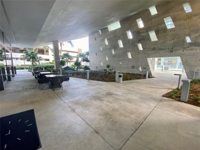 68 SE 6th St 2707, Miami, FL 33131