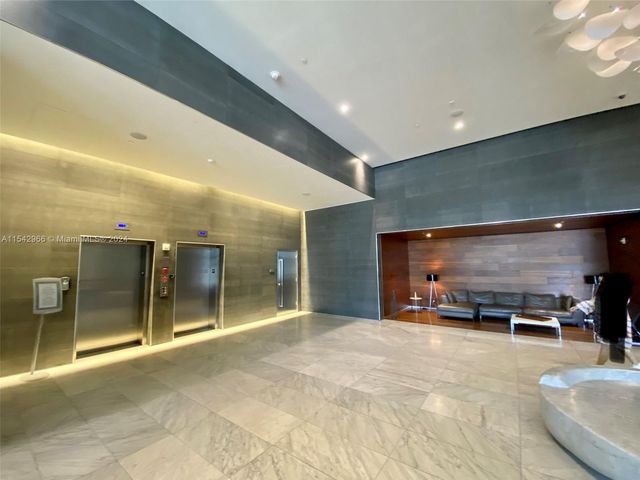 68 SE 6th St 2707, Miami, FL 33131