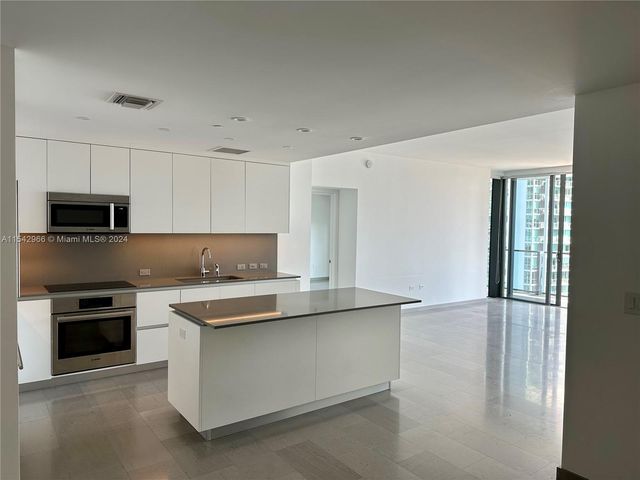 68 SE 6th St 2707, Miami, FL 33131