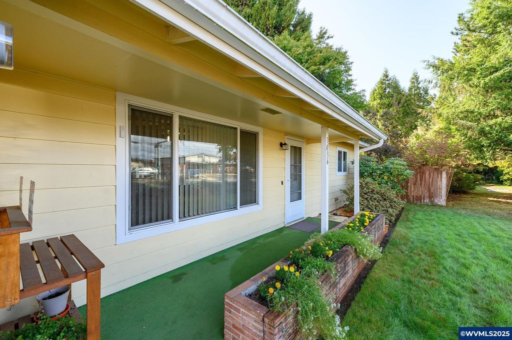 Image 2 of property listing at 1036 SW 2nd St, Mcminnville, OR 97128