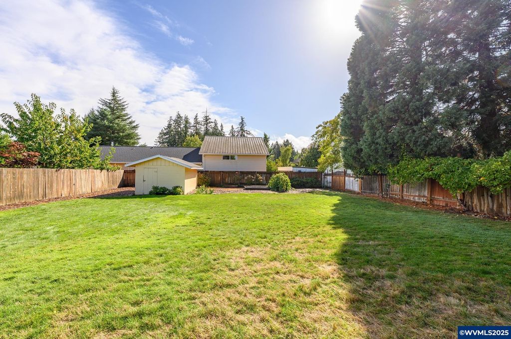 Image 23 of property listing at 1036 SW 2nd St, Mcminnville, OR 97128