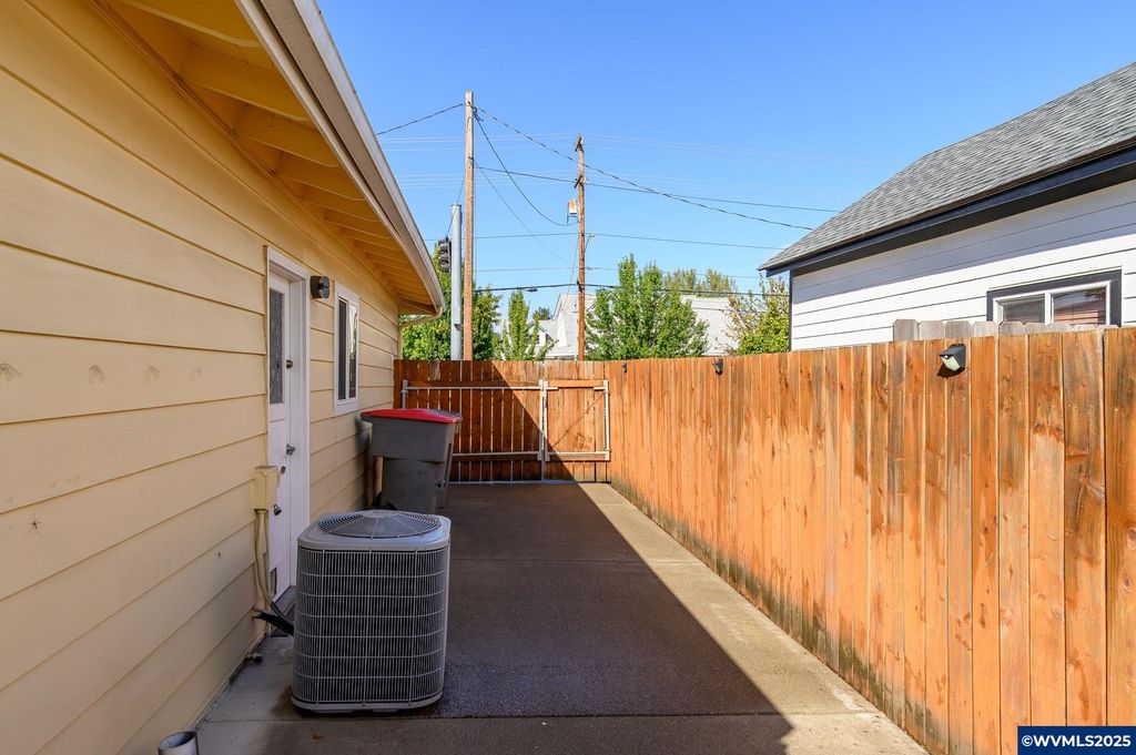 Image 24 of property listing at 1036 SW 2nd St, Mcminnville, OR 97128