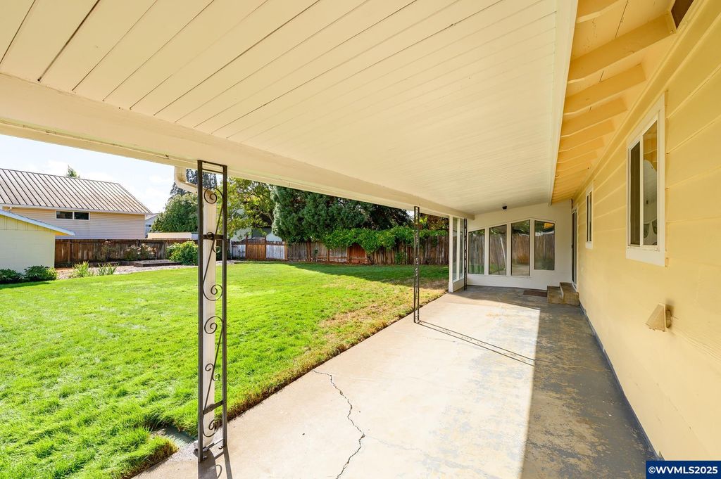 Image 25 of property listing at 1036 SW 2nd St, Mcminnville, OR 97128