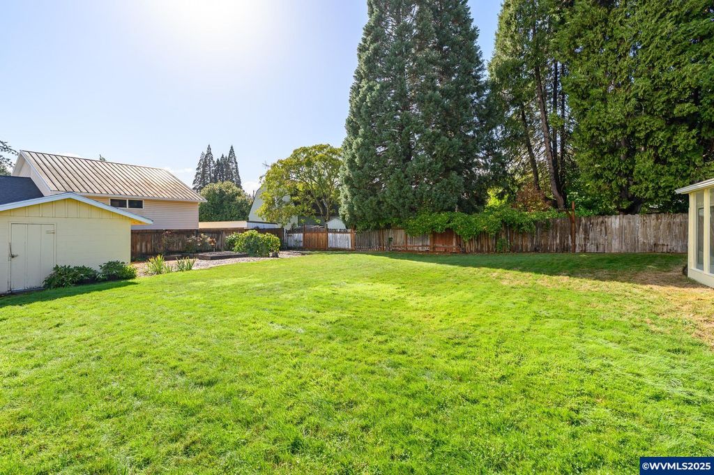 Image 26 of property listing at 1036 SW 2nd St, Mcminnville, OR 97128