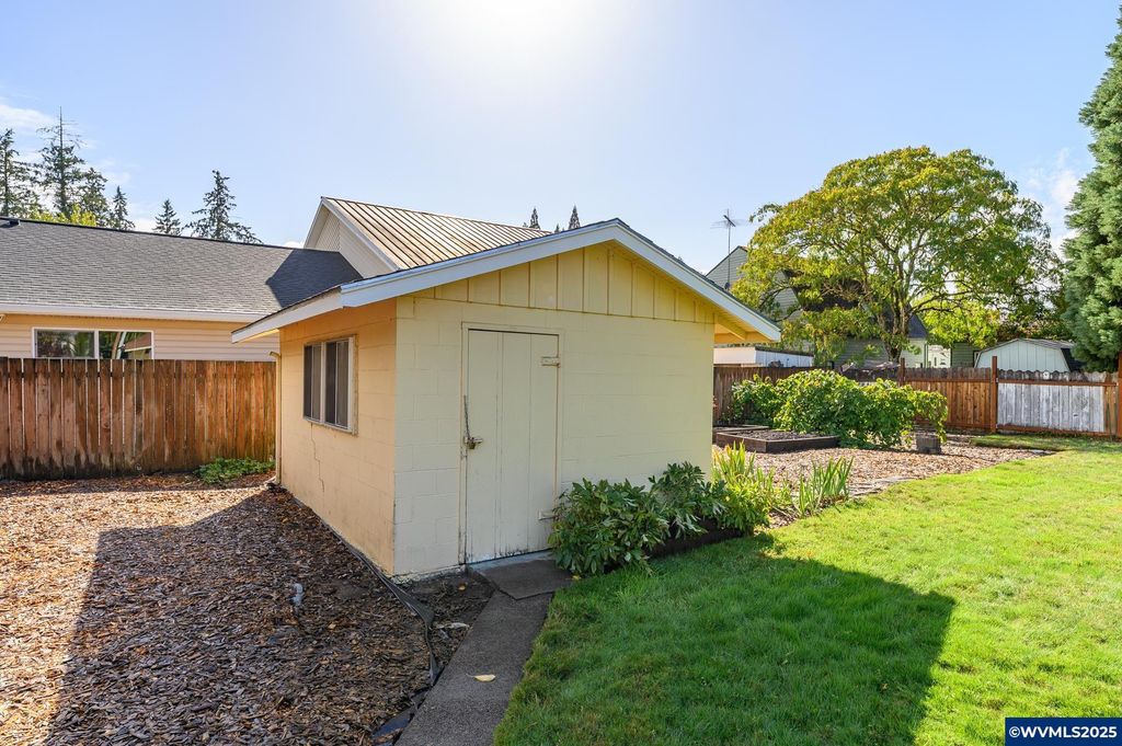Image 28 of property listing at 1036 SW 2nd St, Mcminnville, OR 97128