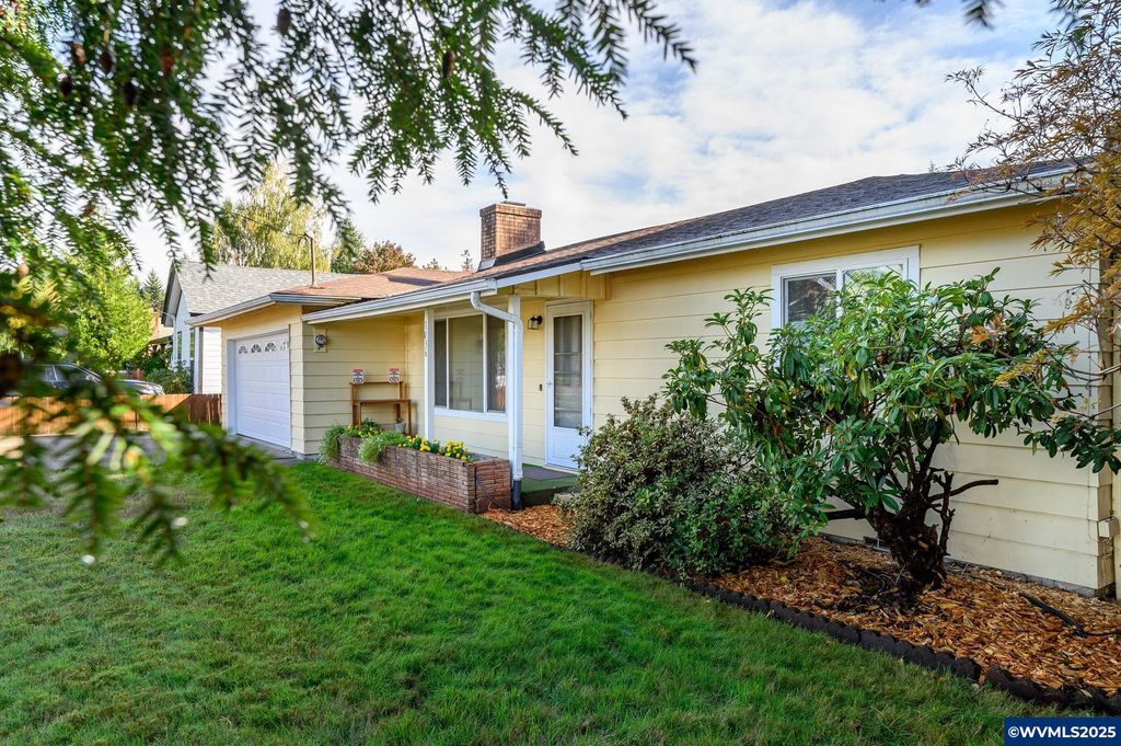 Image 3 of property listing at 1036 SW 2nd St, Mcminnville, OR 97128