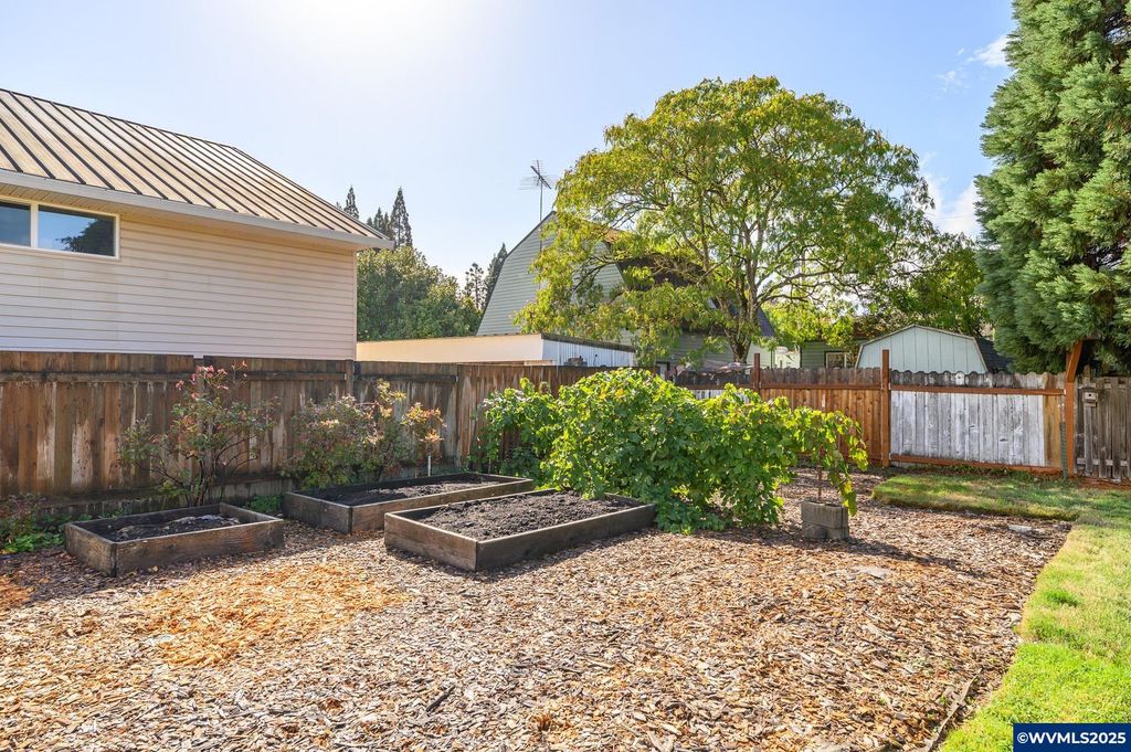 Image 30 of property listing at 1036 SW 2nd St, Mcminnville, OR 97128