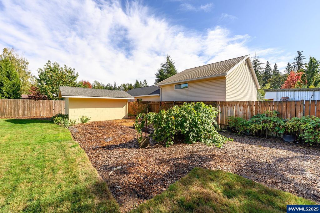 Image 32 of property listing at 1036 SW 2nd St, Mcminnville, OR 97128